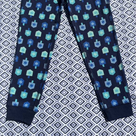 Primary "Spinning Dreidels" Long-Sleeve PJ Top and Pants, Navy, Size 6-7, VGUC - Picture 6 of 9